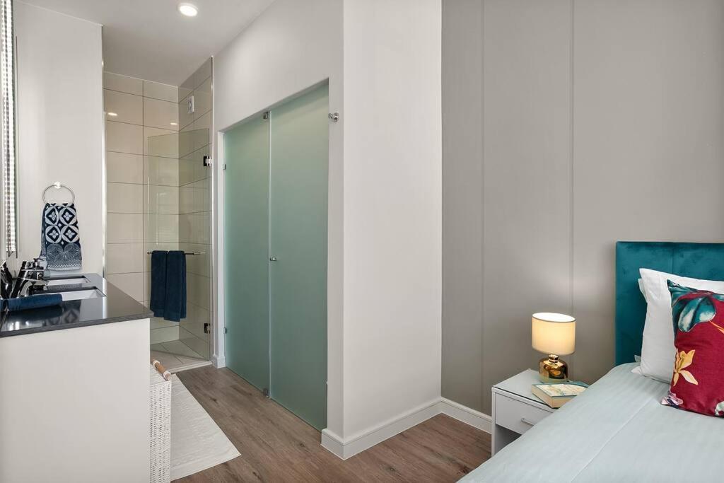 The Median Rosebank Luxury Apartment - Building With Generator Johannesburg Eksteriør bilde