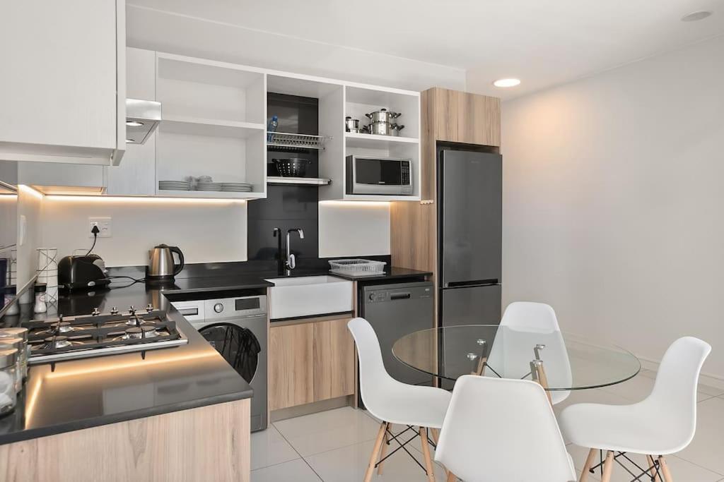 The Median Rosebank Luxury Apartment - Building With Generator Johannesburg Eksteriør bilde