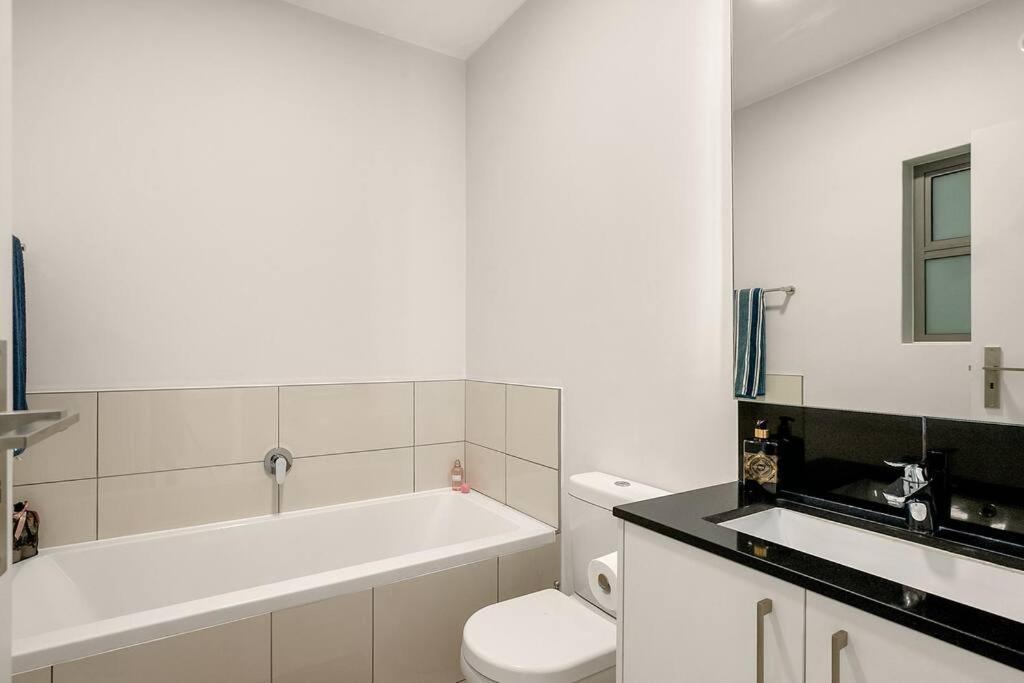 The Median Rosebank Luxury Apartment - Building With Generator Johannesburg Eksteriør bilde