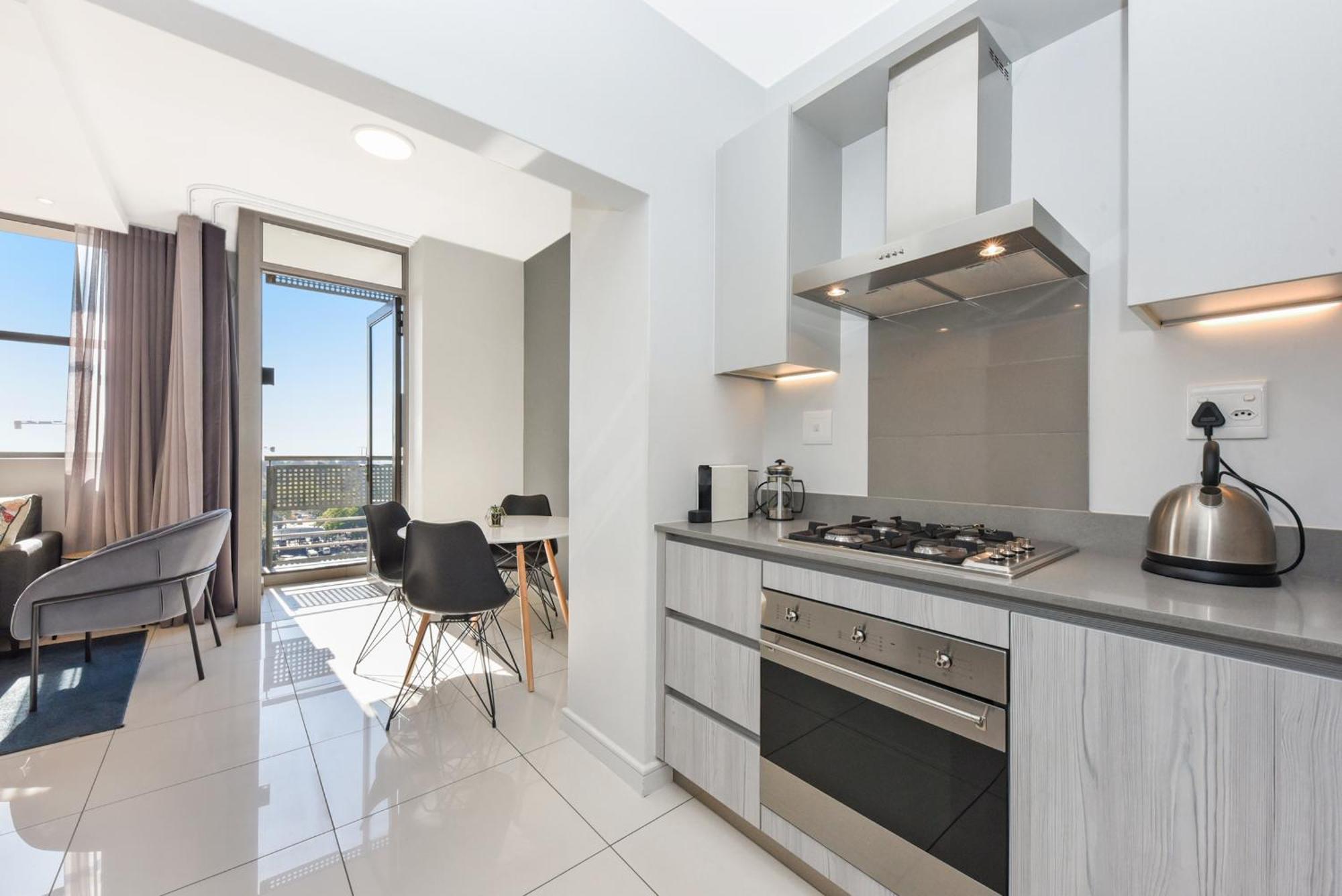 The Median Rosebank Luxury Apartment - Building With Generator Johannesburg Eksteriør bilde